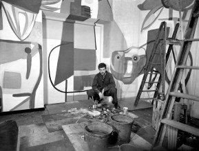 Karel Appel bij de Appelbar. Collectie Stedelijk Museum Amsterdam.