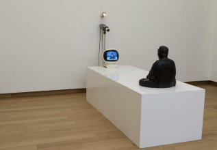 Zaalopname TV-boeddha, Nam June Paik, 1974. Collectie Stedelijk Museum Amsterdam