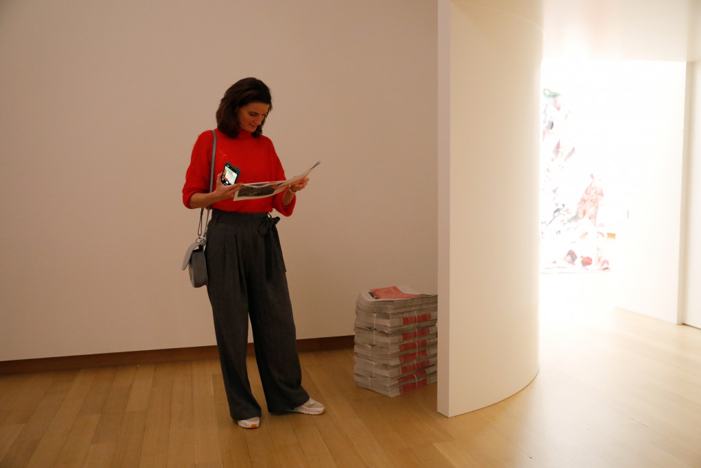 Alexis Blake, 'rock to jolt [ ] stagger to ash', 2021. Performance, tentoonstellingsruimte met architectonische interventies, gedimd licht, geur, tabloidpublicatie. Prix de Rome 2021. Foto: Bas Czerwinski