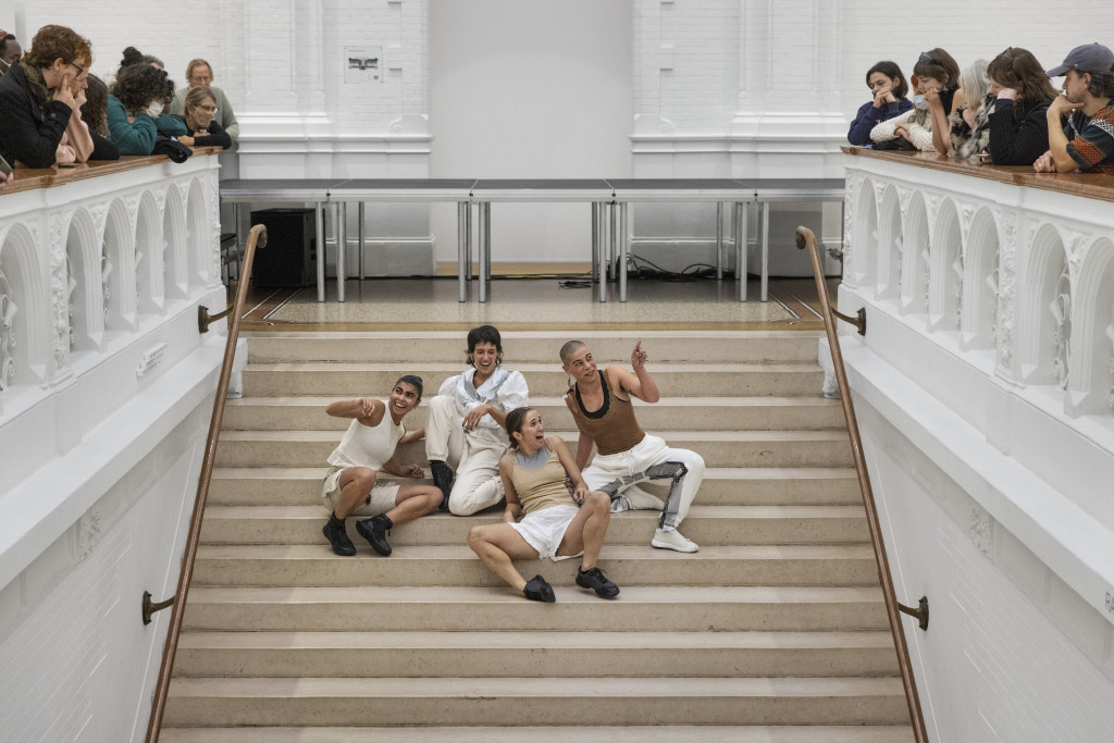 Alexis Blake, 'rock to jolt [ ] stagger to ash', 2021. Performance, tentoonstellingsruimte met architectonische interventies, gedimd licht, geur, tabloidpublicatie. Prix de Rome 2021. Foto: Daniel Nicolas