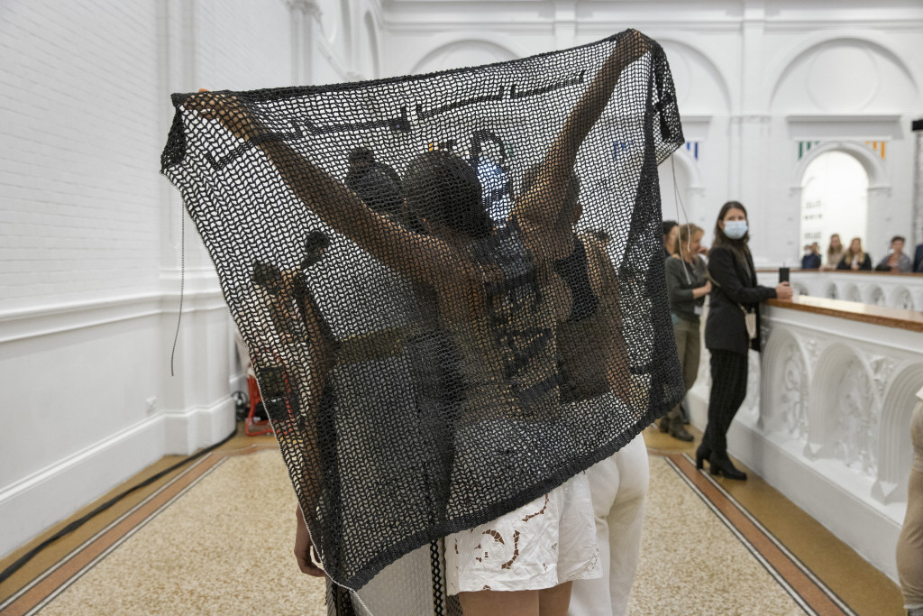 Alexis Blake, 'rock to jolt [ ] stagger to ash', 2021. Performance, tentoonstellingsruimte met architectonische interventies, gedimd licht, geur, tabloidpublicatie. Prix de Rome 2021. Foto: Daniel Nicolas