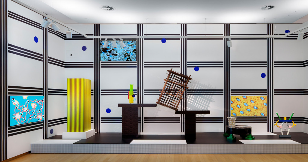 Zaal ‘Sottsass en het Postmodernisme’, met werk Ettore Sottsass, coll. Stedelijk Museum Amsterdam; behang Bas van Beek, animaties Bas van Beek en V2_Lab voor de onstabiele media o.b.v. Memphis-ontwerpen van Nathalie du Pasquier. Foto Gert Jan van Rooij