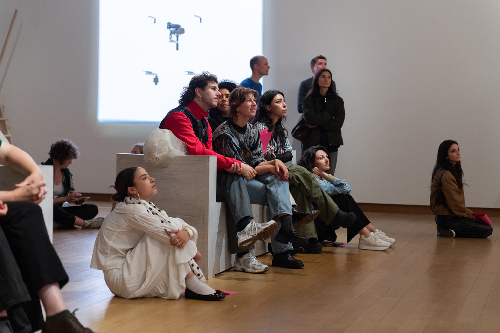 foto van publiek die kijkt naar The House with the Ocean View