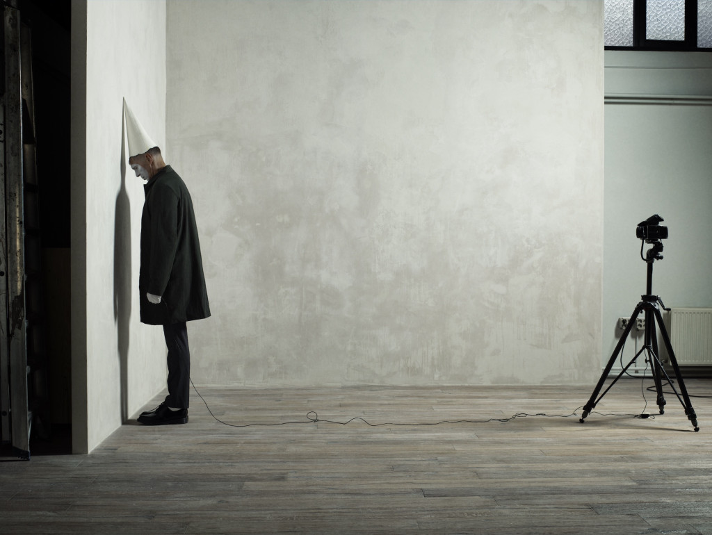 Image of studio with Erwin Olaf against a wall 