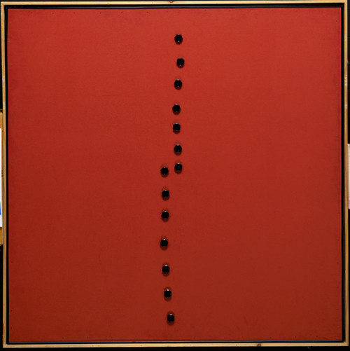 Armando, 2 x 7 bouten op rood 9/61, 1961, verf, bouten, spaanplaat,  122,5 x 122,5 cm, Stedelijk Museum, Amsterdam