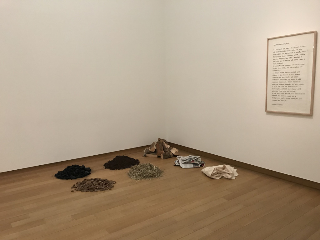 Robert Morris, Amsterdam Project/Combustibles, concept 1969 uitvoering 1969, 2011 en 2018 in tentoonstelling Amsterdam Magisch Centrum, mixed media, collectie kunstenaar, met dank aan Castelli Gallery, installatiefoto instructies SMA, schenking kunstenaar
