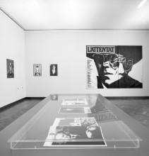 Zaalopname , Franse affiches uit de collectie van het Stedelijk, 2000 Aan de achterwand het filmaffiche L’Attentat van Roman Cieslewicz, 1972, collectie Stedelijk Museum Amsterdam.