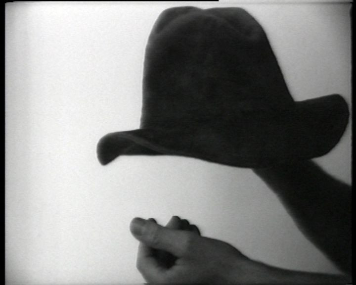  John Baldessari, Folding Hat, videoperformance, 1971, collectie Stedelijk Museum Amsterdam