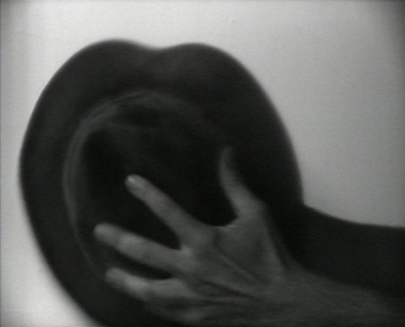  John Baldessari, Folding Hat, videoperformance, 1971, collectie Stedelijk Museum Amsterdam