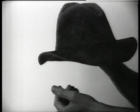 John Baldessari, Folding Hat, videoperformance, 1971, collectie Stedelijk Museum Amsterdam