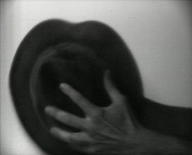 John Baldessari, Folding Hat, videoperformance, 1971, collectie Stedelijk Museum Amsterdam