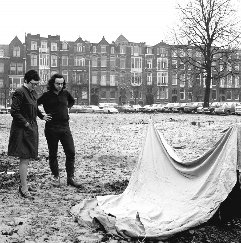 Rini Dippel en Emilio Prini bij de voorbereiding van de tentoonstelling Op losse schroeven in 1969