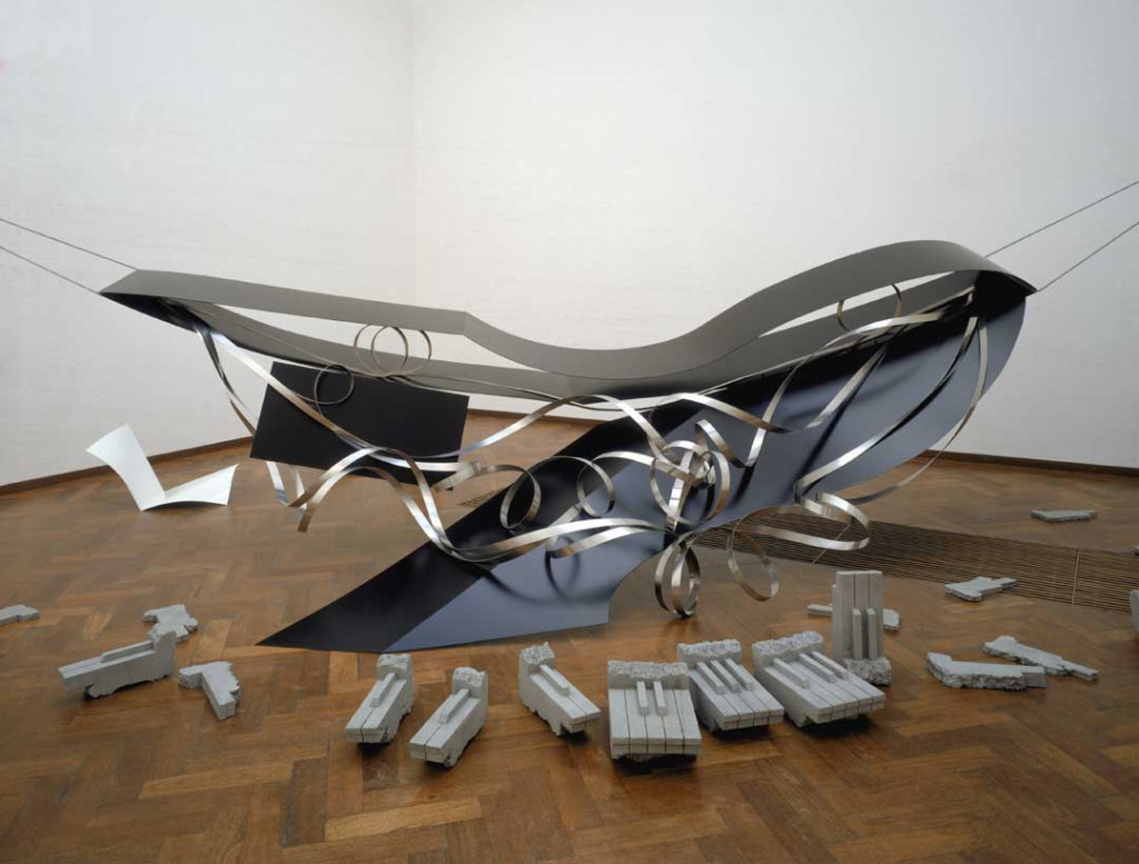 Claes Oldenburg en Coosje van Bruggen, Piano/Hammock, 1987, staal, rvs, aluminium, 294 x 860 x 620 cm, Stedelijk Museum Amsterdam, verworven met steun van de Vereniging Rembrandt, en het Prins Bernhard Fonds. © Claes Oldenburg and Coosje van Bruggen, 2005
