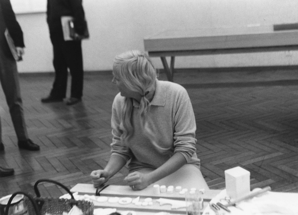 zwartwit foto van Mary Bauermeister tijdens de voorbereiding van de tentoonstelling. 