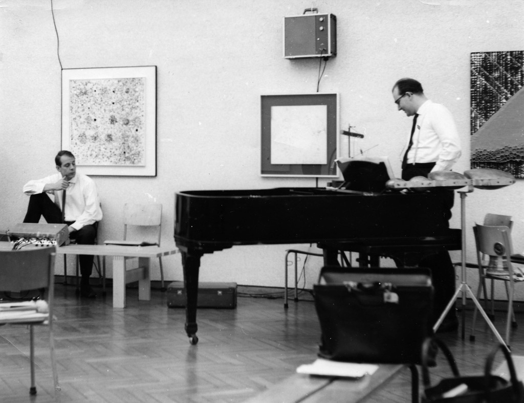 zwartwit foto van concert met piano tijdens de opening van de tentoonstelling