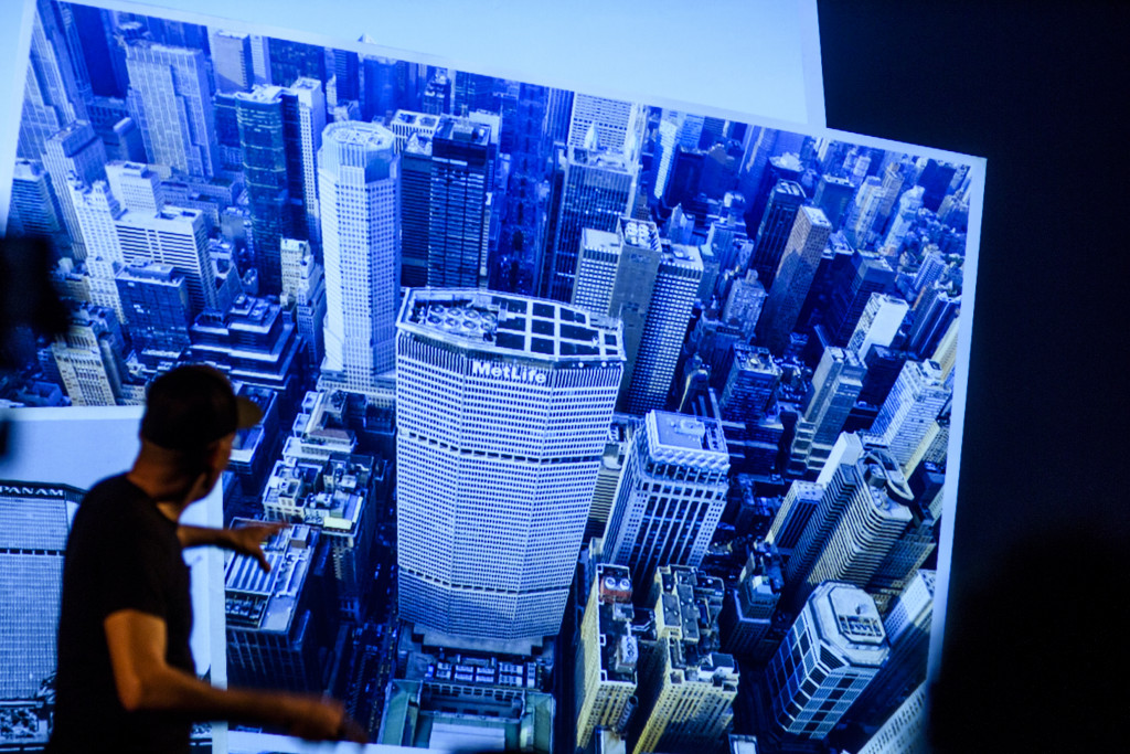 Walid Raad, Les Louvres and/or Kicking the Dead, 2018. Still van presentatie. ONASSIS, Athene 2018. Foto Elina Giounanli