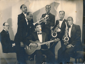 St. Louis Rythm Kings, derde persoon van rechts is trompettist en orkestleider Louis Drenthe. Foto: Maja Drenthe. Collectie: Familie Drenthe en Bijzondere Collecties, Universiteit van Amsterdam.