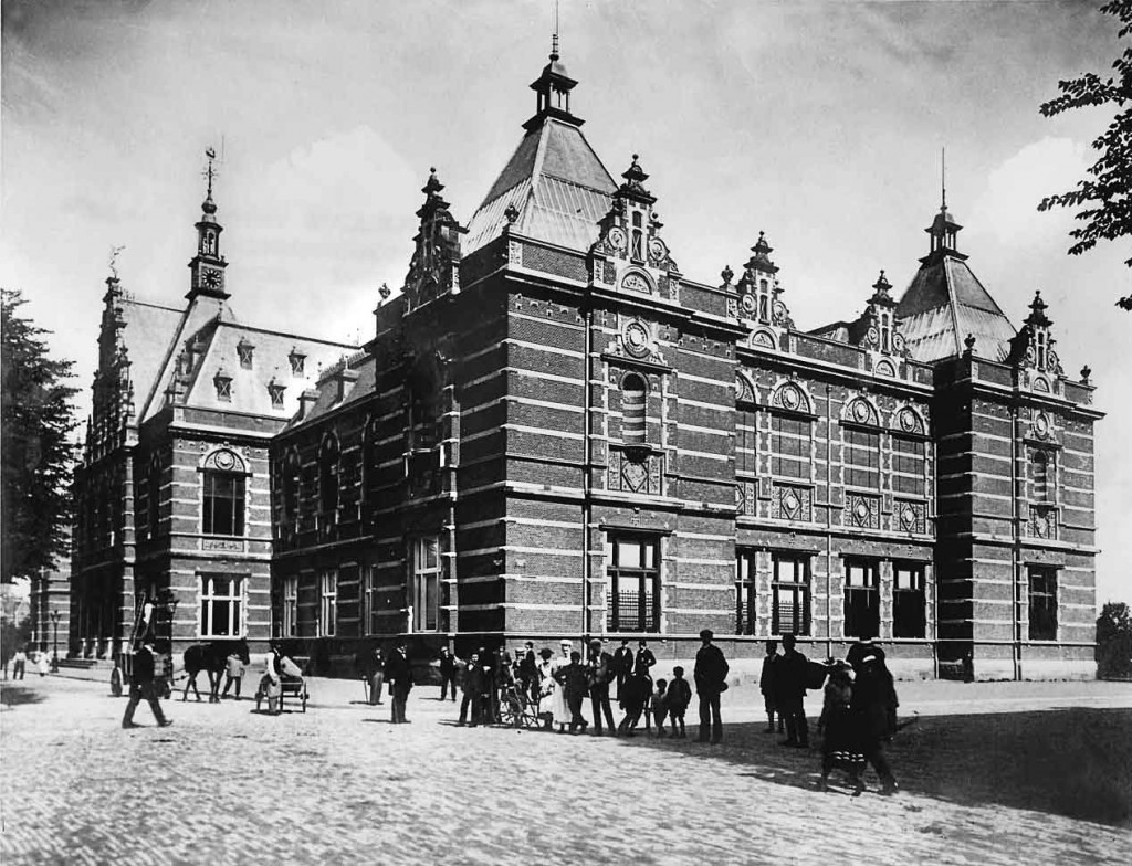 The 19th century façade of the Stedelijk Museum Amsterdam, around 1905. Collection Stadsarchief Amsterdam / Guy de Coral & Co