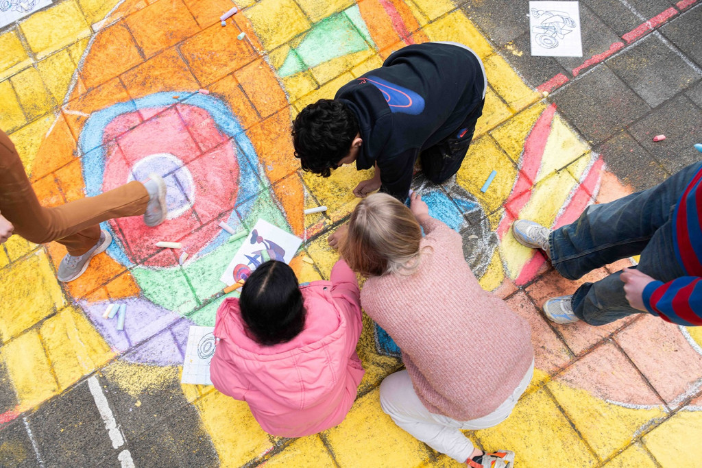 foto van kinderen aan het stoepkrijten