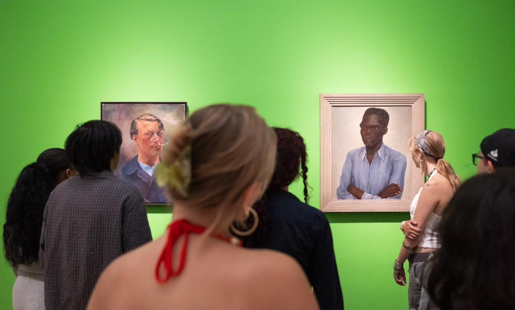 mensen die kijken naar kunst 