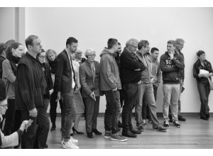 Publiek bij Kiss (2002) Tino Sehgal, april 2015. Foto Martijn van Nieuwenhuyzen