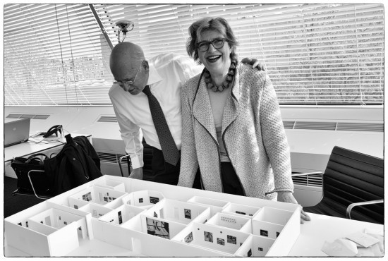 Jeannette en Martijn Sanders in het Stedelijk Museum bij de eerste maquette van de tentoonstelling, voorjaar 2014. Foto: Martijn van Nieuwenhuyzen