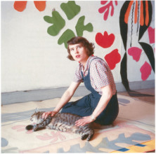 Atelierassistent Annelies Nelck met contourtekening op transparant papier van Matisse’ knipselwerk Apollo op de vloer in Hôtel Régina, Nice, c. 1953 © Succession H. Matisse, c/o Pictoright Amsterdam.
