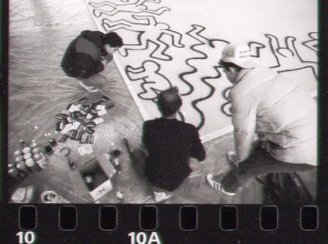 Jan Rothuizen, Keith Haring and Niels Meulman. Stedelijk Museum Amsterdam Archive. Photo: Chris Reinewald. © Keith Haring Foundation