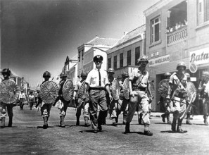 Nederlandse mariniers en oproerpolitie van Curaçao in Willemstad, 30 mei 1969. Collectie: Fotoafdrukken Koninklijke Marine. (c) NIMH.