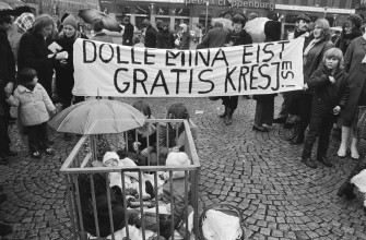 Dolle Minas vieren eenjarig bestaan, Amsterdam; demonstratie voor gratis "kresjes" op de Dam; kinderen in box, 30 januari 1971, Fotocollectie Anefo/Nationaal Archief