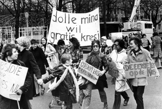 Dolle Minas (“Crazy Minas”) want a free “kresj,” a play on words meaning “crèche” (day nursery), 1970. Ine van der Schaaf/Spaarnestad