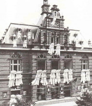 Marinus Boezem, Beddengoed uit de ramen van het Stedelijk Museum, 1969. Collectie Stedelijk Museum Amsterdam