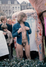 Ed van der Elsken, Naakte jongeman tijdens Dolle Mina-actie op de Dam, Amsterdam (30 april 1970), 1970, Nederlands Fotomuseum / © Ed van der Elsken