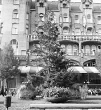 Wim T. Schippers, documentatiefoto van ‘Indian Summer kerstboom’ op het Leidseplein in Amsterdam, augustus 1969. Foto: Stedelijk Museum Amsterdam