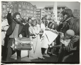 Coen Tasman, Verkiezingsteejater van de Kabouterpartij, 1970. Collectie Rijksmuseum, Amsterdam