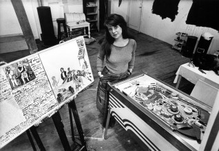 Jacqueline de Jong in her studio with pinball machine. Archive Jacqueline de Jong. Photo: Nico Koster/Maria Austria Instituut.