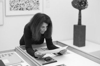 Jacqueline de Jong tijdens het inrichten van de tentoonstelling ‘Pinball Wizard’, 4 februari 2019. Foto: Martijn van Nieuwenhuyzen.