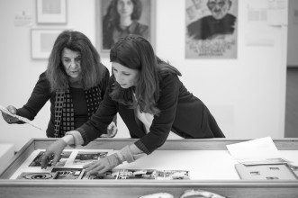 Jacqueline de Jong en Margriet Schavemaker tijdens het inrichten van de tentoonstelling ‘Pinball Wizard’, 4 februari 2019. Foto: Martijn van Nieuwenhuyzen.