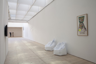 Hans Brinkman, ‘Topozak’ (replica), 2018. Zaalopname ‘Jacqueline de Jong & The Situationist Times: Same Player Shoots Again’, Malmö Konsthall, Zweden, 15 september 2018–13 januari 2019. Foto: Malmö Konsthall.