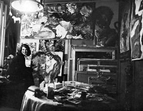 Jacqueline de Jong in haar atelier aan 97 rue de Charonne, Parijs. Archief Jacqueline de Jong.