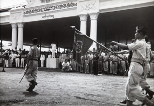 Fig. 1. Henri Cartier-Bresson, Parade van de Tentara Nasional Indonesia na de inauguratie van Soekarno, Kraton Yogyakarta, 17 december 1949, Stedelijk Museum Amsterdam