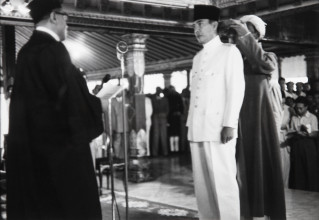 Fig. 2. Henri Cartier-Bresson, Soekarno wordt ingezworen als president van de Republik Indonesia Serikat door Dr Kusuma Atmadja, Kraton Yogyakarta, 17 december 1949, Stedelijk Museum Amsterdam