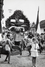 Fig. 3 Henri Cartier-Bresson, Feest in de straten van Solo, een dag na de machtsoverdracht, 13 november 1949, Stedelijk Museum Amsterdam