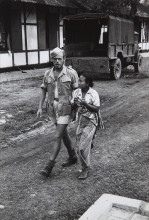 Fig. 4 Henri Cartier-Bresson, Soldaat en bediende, Solo, een dag voor de machtsovername, 11 november 1949, Stedelijk Museum Amsterdam