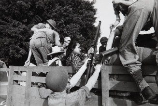 Fig. 5 Henri Cartier-Bresson, Nederlandse soldaten verlaten het suikerfabriekstadje Gondang Winangoen, november 1949, Stedelijk Museum Amsterdam