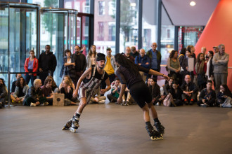 Figure 1. Alex Baczynski-Jenkins, “Us Swerve” (2014). Performance view, Stedelijk Museum, Amsterdam, 2019. Originally commissioned and produced by Basel Liste. Co-produced in Amsterdam by Julidans & Stedelijk Museum. Photo: Maarten Nauw.