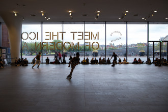 Figure 2. Alex Baczynski-Jenkins, “Us Swerve” (2014). Performance view, Stedelijk Museum, Amsterdam, 2019. Originally commissioned and produced by Basel Liste. Co-produced in Amsterdam by Julidans & Stedelijk Museum. Photo: Maarten Nauw.