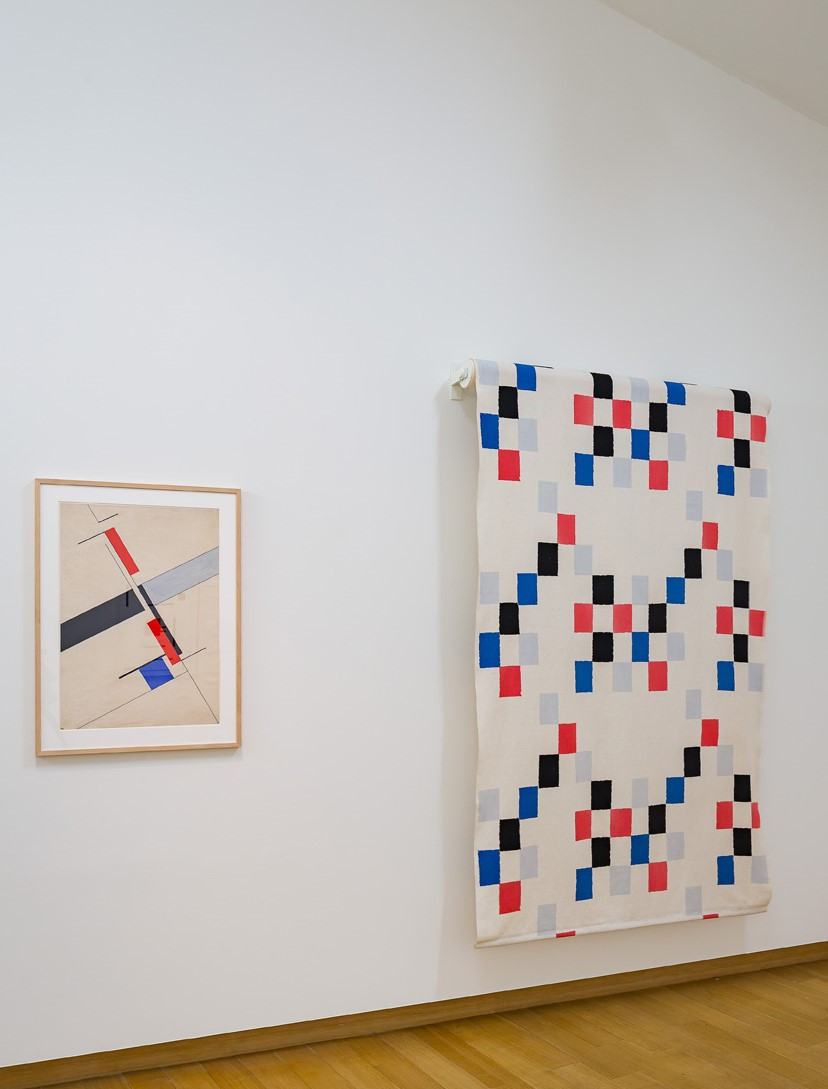 Nicolaas Warb (Fine Warburg), Composition, 1939, gift of Francis Nicolas, Paris, 1970; Sonia Delaunay, curtain fabric, 1951, produced by Metz & Co., Amsterdam. Photo: Peter Tijhuis.