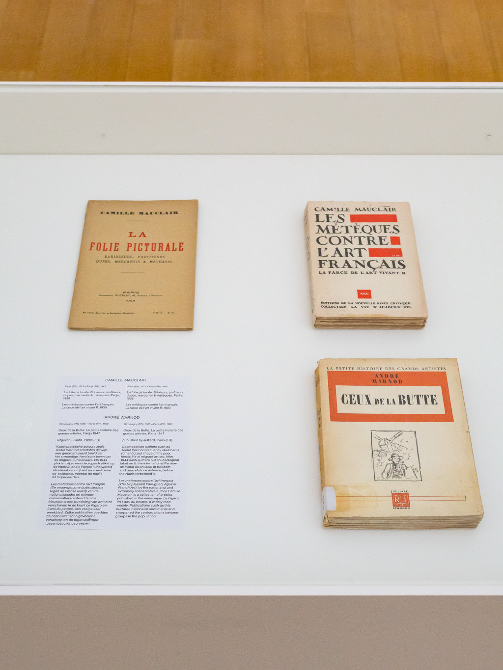 Above: xenophobic and anti-Semitic publications by Camille Mauclair from 1928 and 1930. Below: a cosmopolitan publication by André Warnod from 1947, about the peaceful co-existence of international artists in Paris . Photo: Peter Tijhuis.