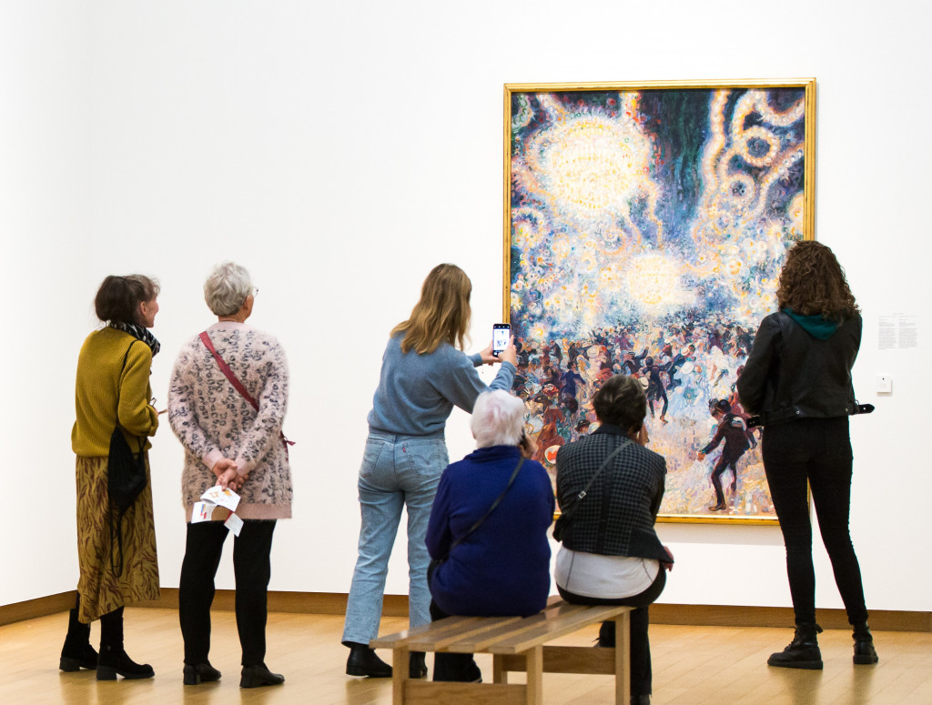 Visitors to the exhibition with in the background Jan Sluijters, Bal Tabarin, 1907, on long-term loan from a Private Collector, promised gift. Photo: Maarten Nauw.